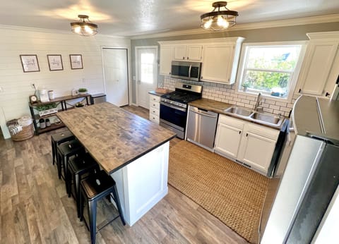 Brand New Appliances / Fully Stocked for Cooking 