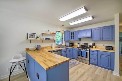 Kitchen | Cooking Basics | Coffee Maker | Paper Towels/Trash Bags Provided