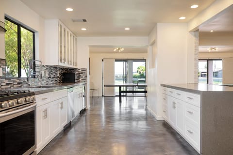 Sleek, fully equipped kitchen (Quinta Blue).