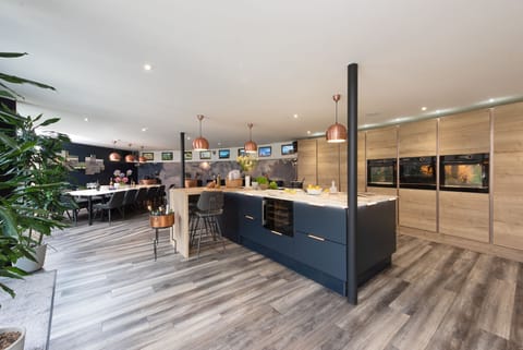 Beautiful kitchen with a large worksurface and breakfast bar - Woolbrook Reservoir
