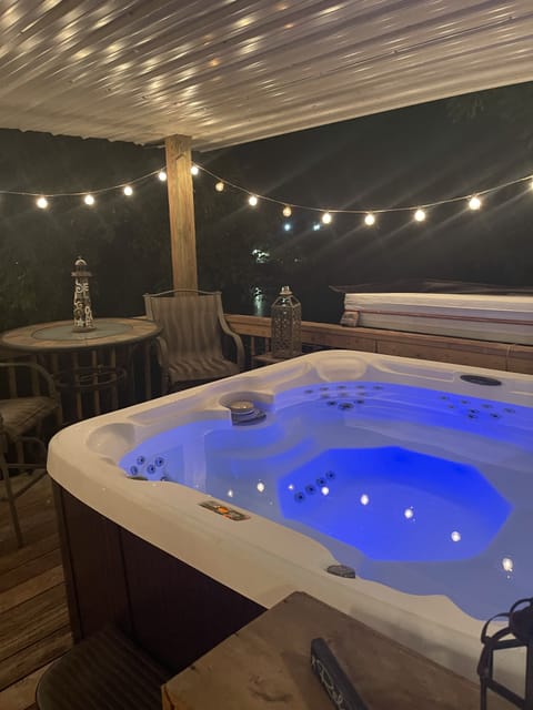 Huge Hot Tub just for guests!
