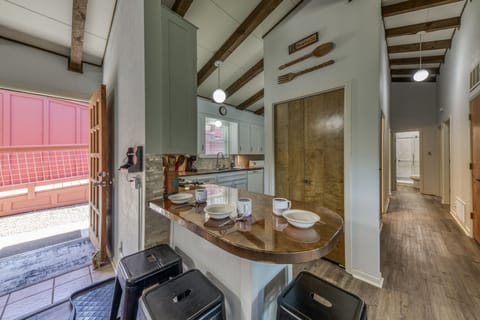 Kitchen - Breakfast Bar w/ Seating For 3