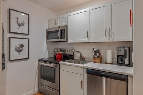 Cook to your heart's content - there's even a dishwasher!