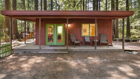 Joy Cottage - Monthly rental in a residential forest neighborhood of Occidental.