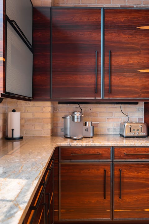 Keurig coffee maker with complimentary pods 