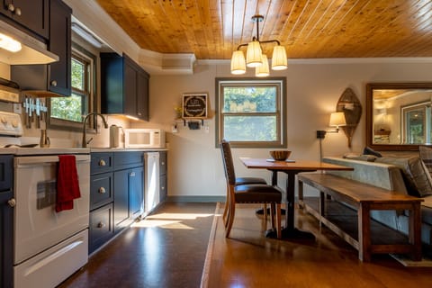 Eat in Kitchen w/ Table for 6