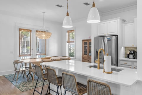 Spacious kitchen island.