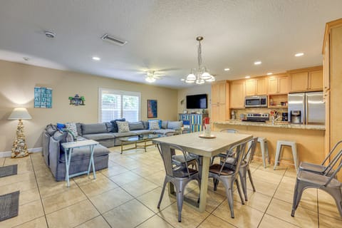 Dining Area | Dishware & Flatware Provided