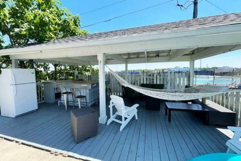 Perfect for outdoor bonding and drinking session by the pool