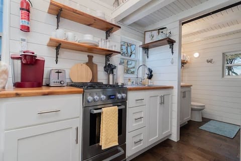 This tiny kitchen is surprisingly stocked with all you would need to cook up a nice breakfast or dinner!