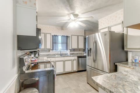 Kitchen | Cooking Basics | Coffee Maker | Paper Towels/Trash Bags Provided