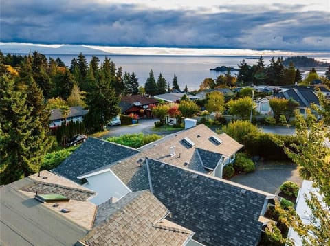 Birds eye view of home and area