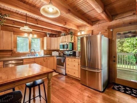 Well-equipped kitchen with an island, perfect for meals and dining.
