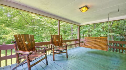 Welcome to our creekside-retreat. This beautiful cabin has a warm and inviting floor plan, a gas fireplace and plenty of room for large families or groups of friends. Located just minutes to the Blue Ridge Pkwy, Soco Falls, and the Maggie Festival Grounds