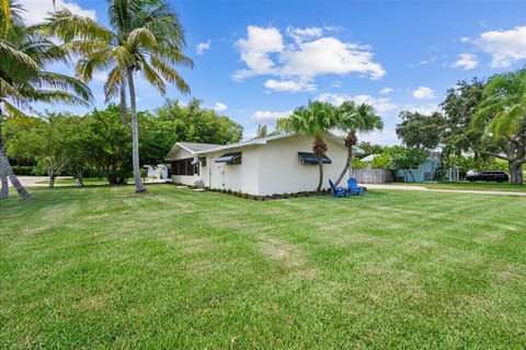 Spacious front and side yard
