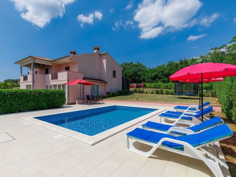Cloud, Sky, Plant, Building, Property, Swimming Pool, House, Azure, Tree, Outdoor Furniture