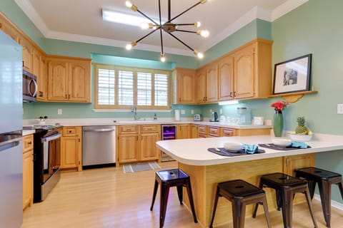 Kitchen | Fully Equipped | 4-Person Breakfast Bar | Cooking Basics & Spices