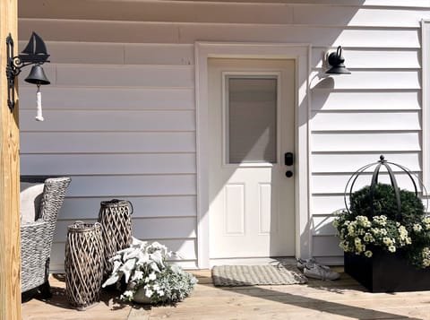 Downtown Green Lake-Steps from Lake, Restaurants and Shopping Apartment in Green Lake