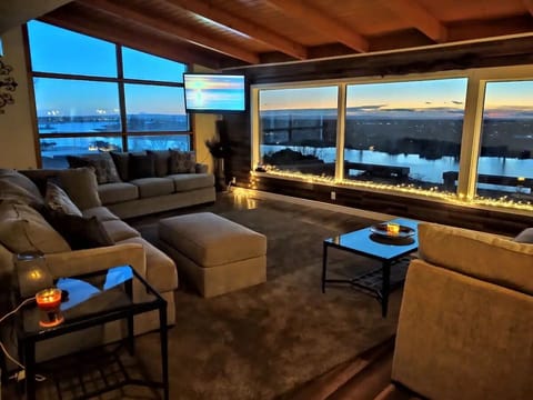 Living room - lake views and sunset adventurers.