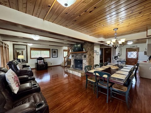 SPRING FAMILY & DINING ROOM