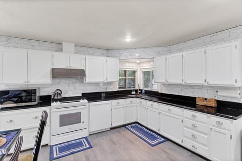 Full kitchen with everything to make full meals.