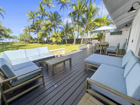 Ocean front lanai with brand new lounge set up!
