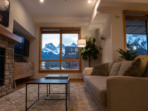Beautiful brand new Canmore condo; the perfect mountain getaway! Hot tub, BBQ.