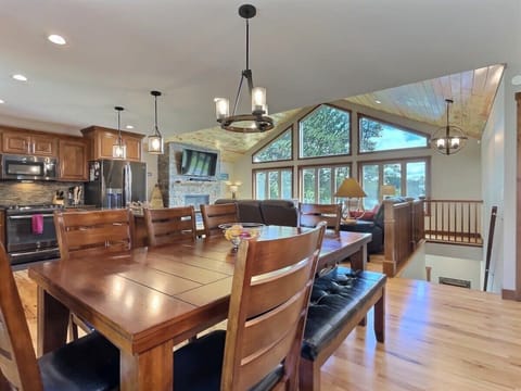 Dining Rm w/Seating for 8 