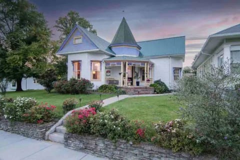 Welcome to Shelbyville, Kentucky! Allow us to present our gorgeous, artistic, and comfortable Victorian home.