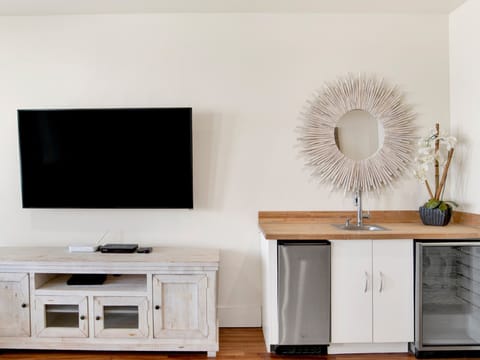 Living Room - TV - Wet Bar