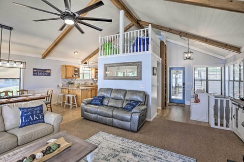 Living Room | 1st Floor | Sleeper Sofa | Free WiFi (50-100 Mbps)