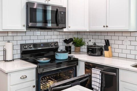 Fully equipped kitchen with cookware/utensils