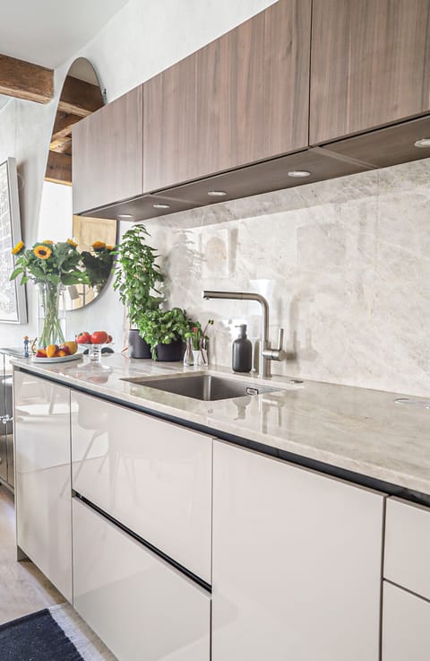 Fully-equipped kitchen with Lagoustina cookware, good glasses, knives + utensils