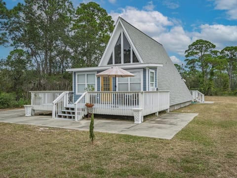 Classic A-frame with bike path to beach!