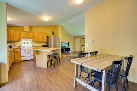 Dining Area | Dishware/Flatware