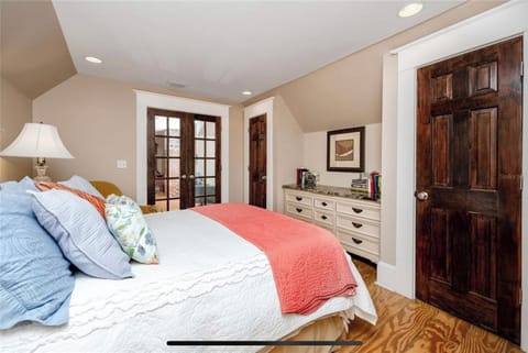 Bedroom with queen bed