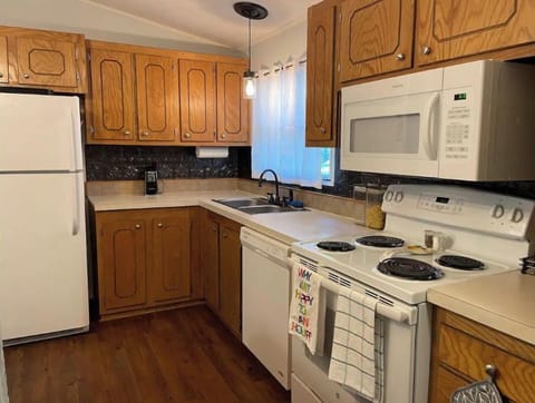 Microwave, dishwasher. Make yourselves at home.