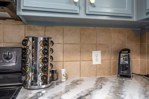 An airy, stylishly designed, fully equipped kitchen with a contemporary cooktop.