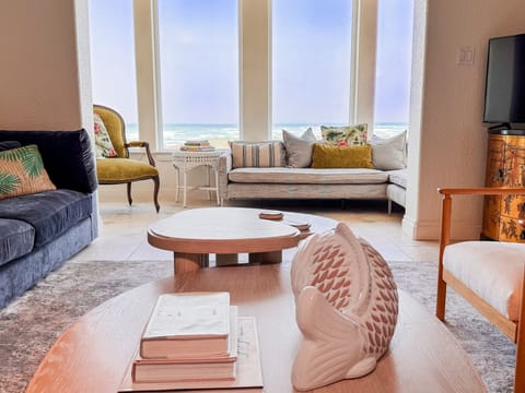 Steps from the beach. Panoramic ocean views. Sleeps 8 (K/K/Q/sleeper sofa).