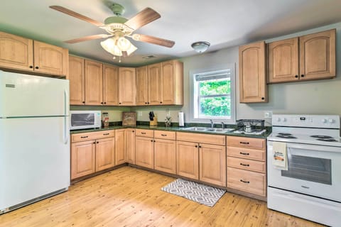 Kitchen | Cooking Basics | Coffee Maker | Paper Towels/Trash Bags Provided