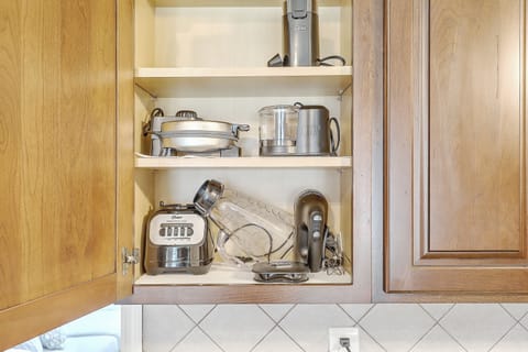 Blender, Waffle Maker, Food Processor, Coffee Grinder