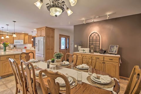 Dining Area | Free WiFi