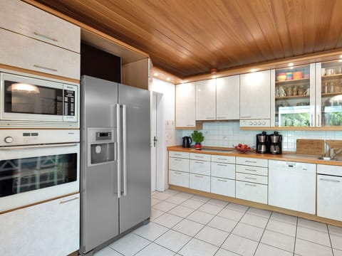 Cabinetry, Countertop, Kitchen Appliance, Kitchen Stove, Kitchen, Building, Home Appliance, Interior Design, Wood, Major Appliance