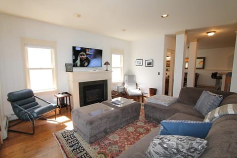 Comfortable living room, gas fireplace, TV