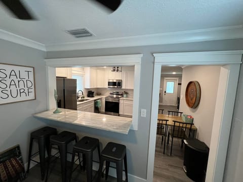 Bar seating for 4 people as well as table seating for 4 more (1)