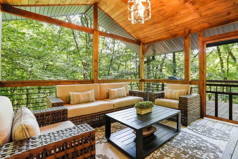 Sip your morning coffee enjoying these treetop views 