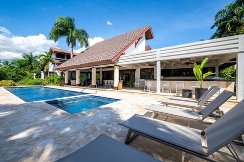 Pool and jacuzzi (jacuzzi is heated!)