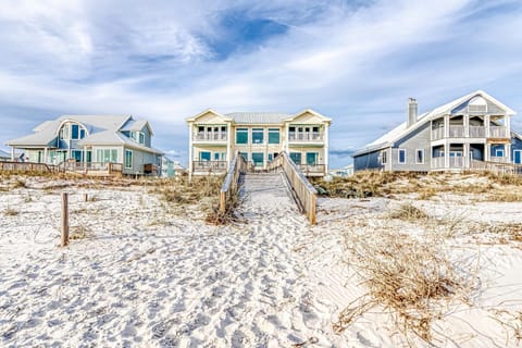 Beach Front - Freedom II sits directly on the beach offering easy beach access and breathtaking views.