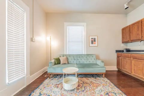 Living room with free wifi and 50in Smart TV