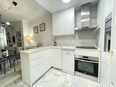 Beautiful kitchen, modern and fully equipped to enjoy a delicious home cooked meal. (2)